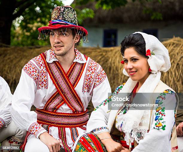 Photo libre de droit de Personnes Portant Des Vêtements Traditionnels Roumains À Bucarest Roumanie banque d'images et plus d'images libres de droit de Roumanie