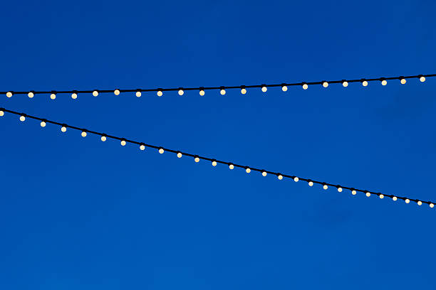 string light bulb and blue sky background - 燈串 個照片及圖片檔