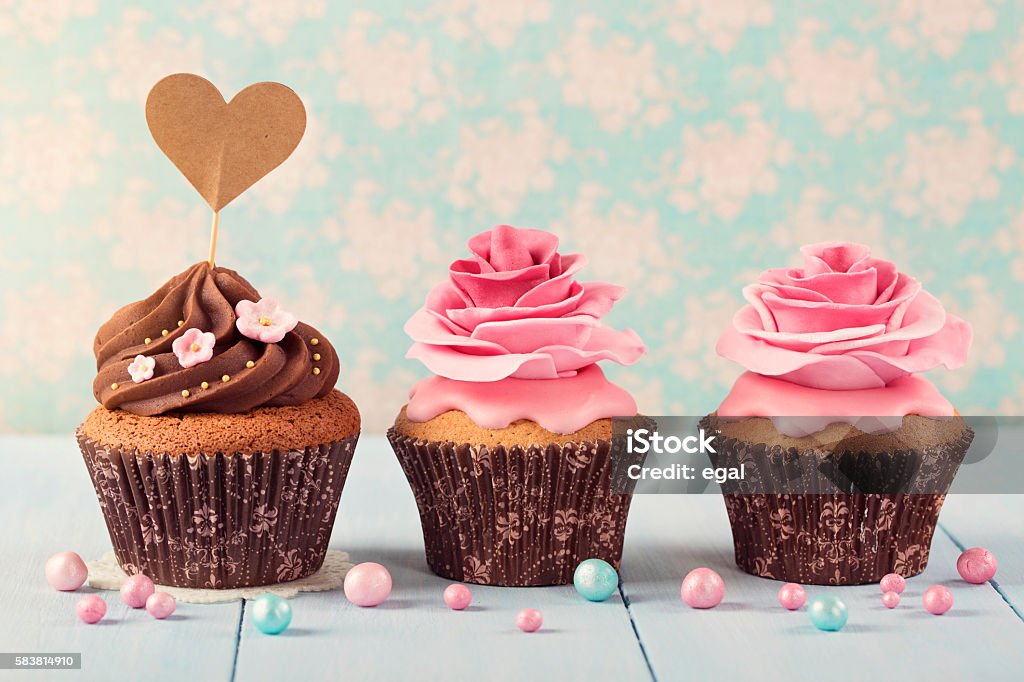 Kleine Kuchen mit Herz cakepick - Lizenzfrei Cupcake Stock-Foto