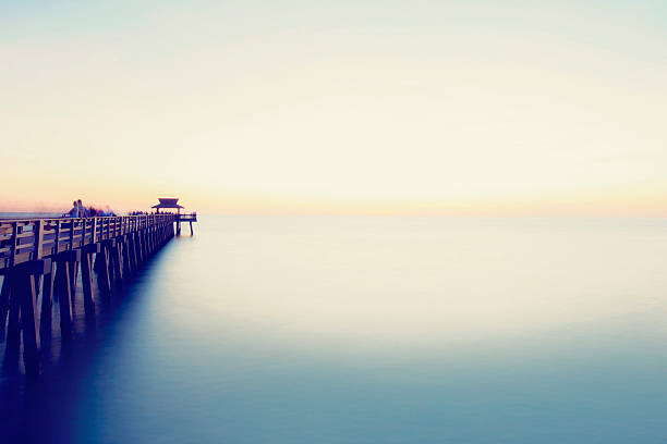 molo nei colori pastello - florida naples florida pier beach foto e immagini stock