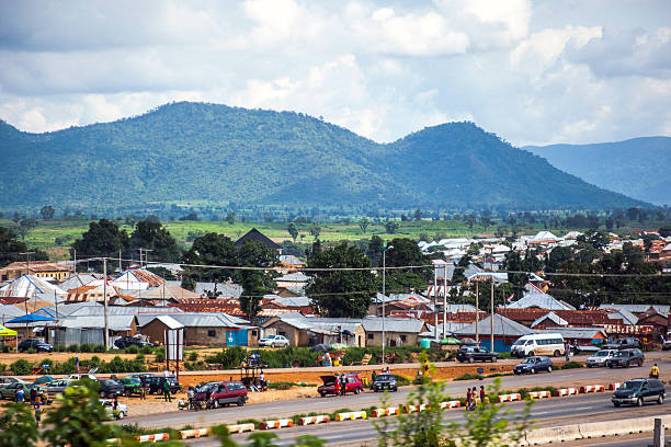 strażak miasta przedmieścia, abuja, nigerii. - nigeria africa abuja landscape zdjęcia i obrazy z banku zdjęć