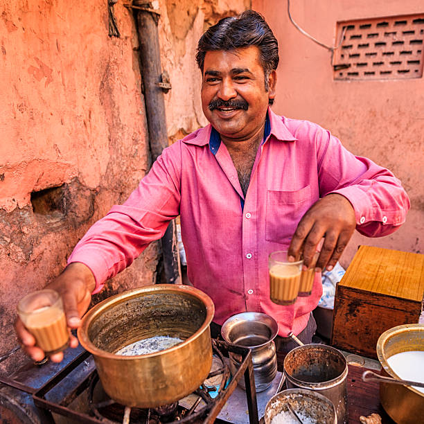 indian ulica sprzedawca sprzedaży herbatą masala chai w jaipur -  - czaj zdjęcia i obrazy z banku zdjęć