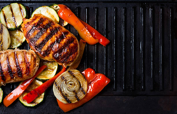 鋳鉄テーブルのバーベキューグリルチキンと野菜 - grilled chicken grilled barbecue grill barbecue ストックフォトと画像