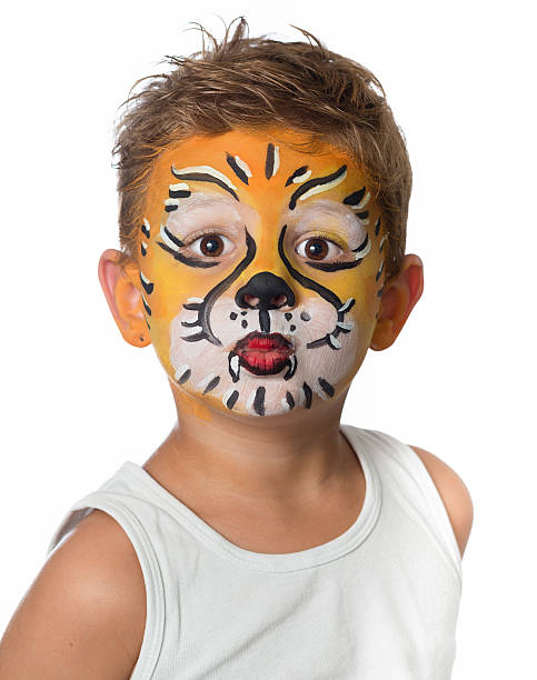 bel ragazzo adorabile con dipinti sul viso come leone tigre - face paint child animal little boys foto e immagini stock