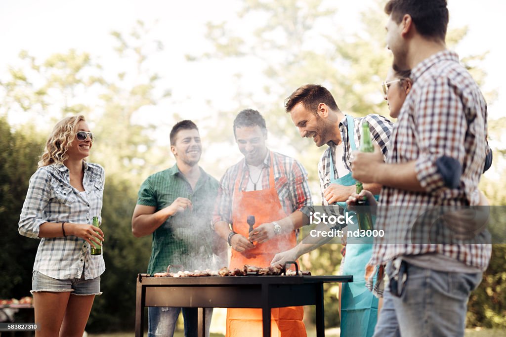 Friends camping and having a barbecue - Royalty-free Barbecue - Maaltijd Stockfoto