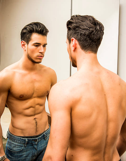 jovem admirar os seus músculos para o espelho - men body building human muscle muscular build imagens e fotografias de stock