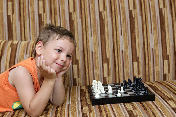 garoto com xadrez - chess coordination leadership strategy - fotografias e filmes do acervo