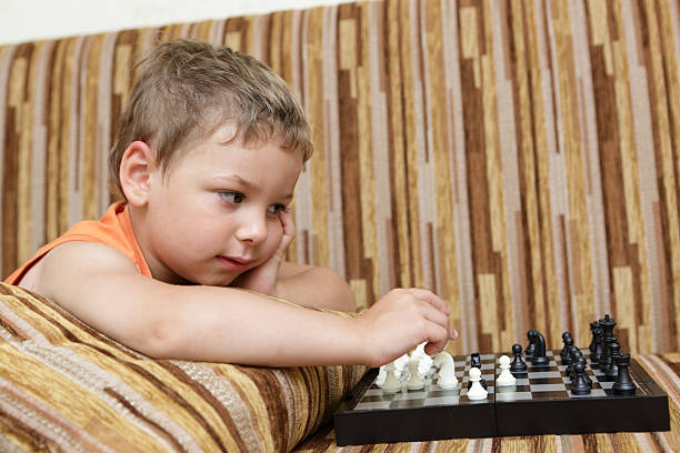 menino jogando xadrez  - chess coordination leadership strategy - fotografias e filmes do acervo