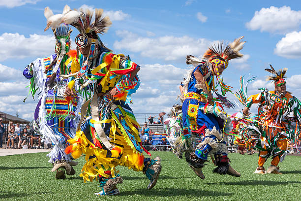 Saindo para o powwow. - foto de acervo