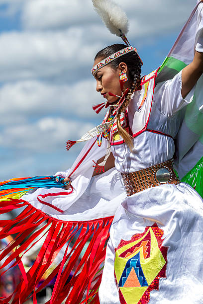 Sideview pięknej Native American kobieta. – zdjęcie