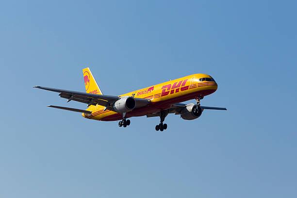 dhl cargo 757 ze specjalnymi oznaczeniami - dhl airplane freight transportation boeing zdjęcia i obrazy z banku zdjęć