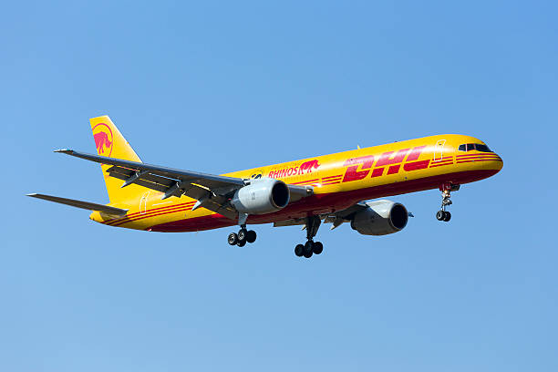 dhl cargo 757 with special markings - dhl airplane freight transportation boeing imagens e fotografias de stock