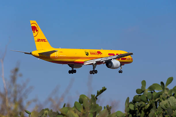 dhl cargo 757 with special markings - dhl airplane freight transportation boeing imagens e fotografias de stock