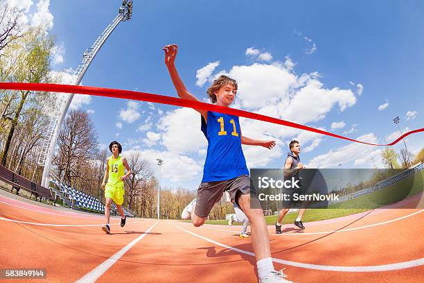 Feliz Velocista Adolescente Que Llega Primero A La Línea De Meta Foto de stock y más banco de imágenes de Edificio escolar