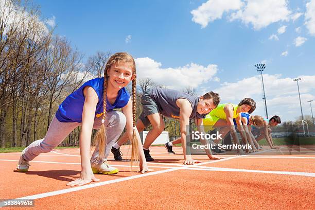 Grupo De Corredores Adolescentes Alineados Listos Para Correr Foto de stock y más banco de imágenes de Niño