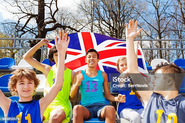 Aficionados Británicos Celebrando Y Apoyando A Su Equipo Foto de stock y más banco de imágenes de Aclamar