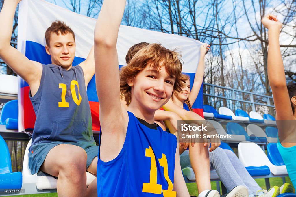 Felices aficionados adolescentes al deporte con bandera rusa - Foto de stock de Ruso - Europeo oriental libre de derechos