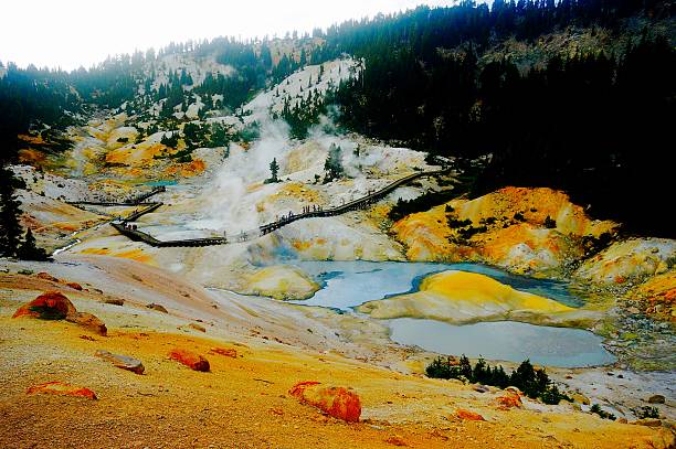 ラッセン火山国立公園の熱水域 - lassen volcanic national park ストックフォトと画像