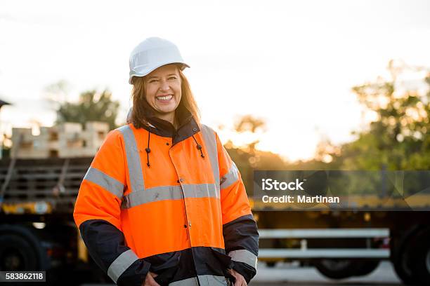 Mujer Madura Retrato De Ingeniero Foto de stock y más banco de imágenes de Mujeres - Mujeres, Solar de construcción, Sector de la construcción