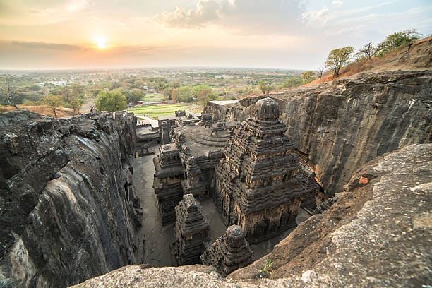 temple kailas dans le complexe des grottes d’ellora en inde - asia buddha buddhism carving photos et images de collection