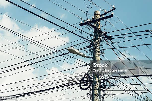 Säule Mit Vielen Drähten Und Einer Straßenlaterne Stockfoto und mehr Bilder von Exzeß - Exzeß, Stromleitung, Städtische Straße