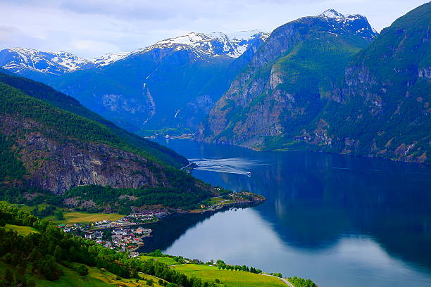 panorama idyllique du paysage des fjords, lever de soleil spectaculaire, norvège, scandinavie - flam aurlandsfjord sognefjord fjord photos et images de collection