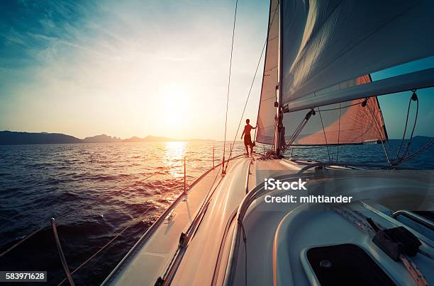 Hombre En El Yacht Foto de stock y más banco de imágenes de Velero - Velero, Navegación, Yate