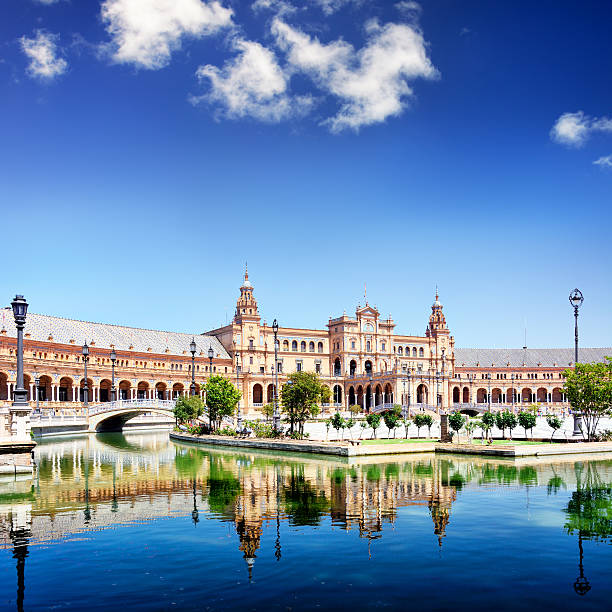 plaza de españa en sevilla - sevilla fotografías e imágenes de stock