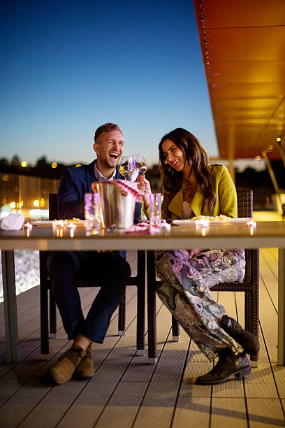 couple having fun in outdoor restaurant - dating restaurant dinner couple imagens e fotografias de stock