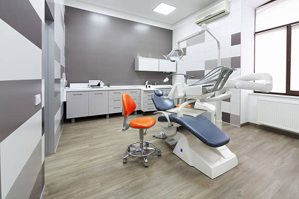 interior de la oficina dental moderna. - dentists chair dentist office clinic nobody fotografías e imágenes de stock