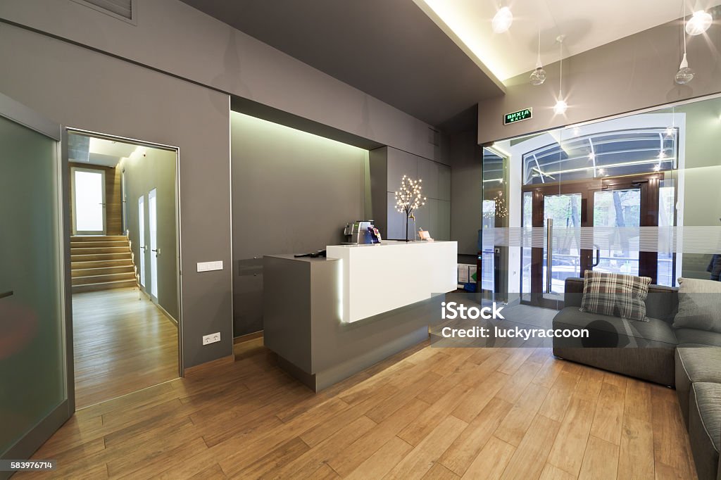 Ingresso alla hall con reception in una clinica dentale. - Foto stock royalty-free di Clinica medica