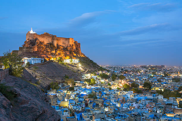 cidade azul e forte de mehrangarh na colina à noite - rajasthan india fort architecture - fotografias e filmes do acervo
