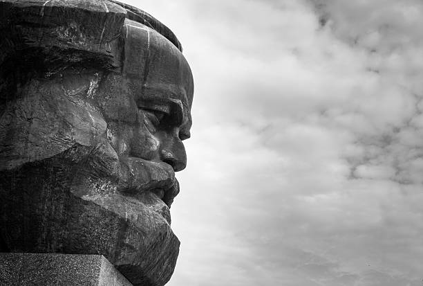 karl marx monument - chemnitz, saxony, germany. - socialism stock-fotos und bilder