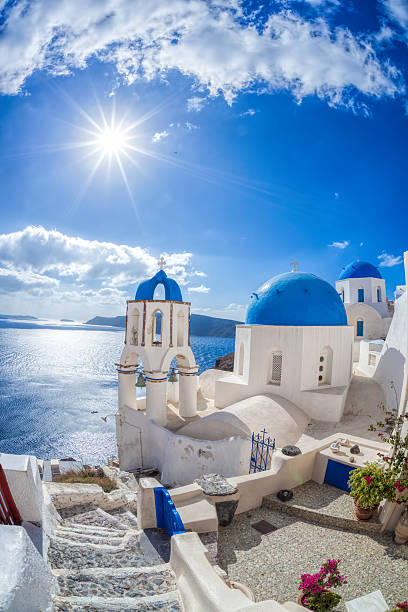 la aldea de oia en la isla de santorini, grecia, con famosos iglesias - passenger ship sunset summer sun fotografías e imágenes de stock