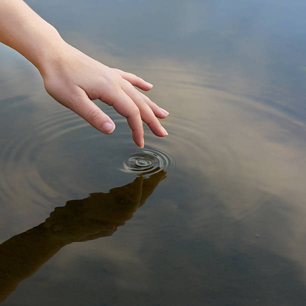 patterns in a pond - wave effect imagens e fotografias de stock