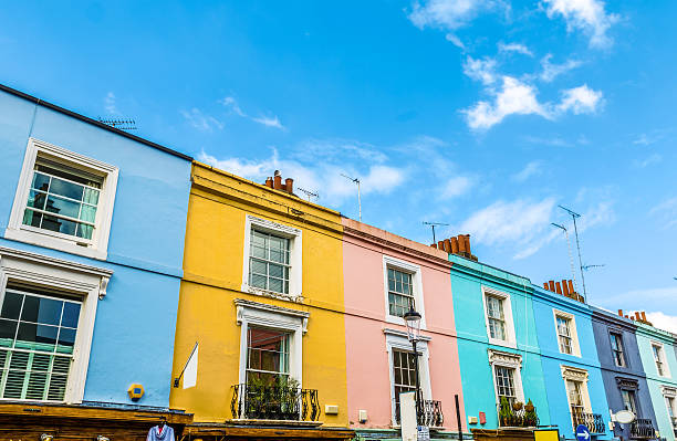 coloridas casas adosadas inglesas - row house architecture tourism window fotografías e imágenes de stock