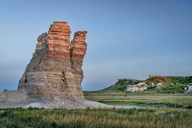 castle rock in kansas prärie - castle rock stock-fotos und bilder