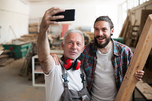 falegname al lavoro a fare selfie - carpenter home addition manual worker construction foto e immagini stock