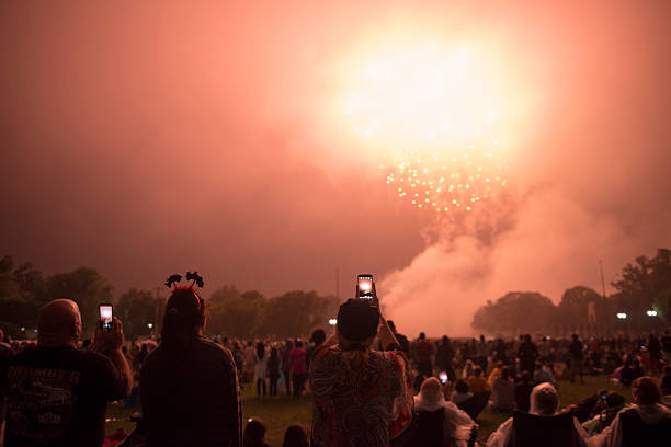 fotografieren washington dc 4. juli feuerwerk mit smartphones - firework display pyrotechnics fourth of july celebration stock-fotos und bilder