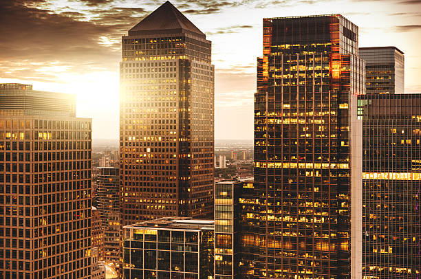 canary nabrzeża panoramy - london england canary wharf skyline cityscape zdjęcia i obrazy z banku zdjęć