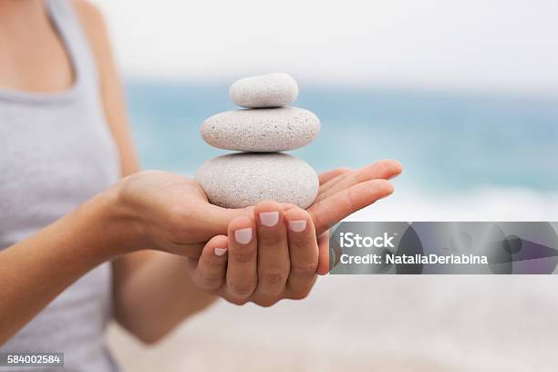 Concetto Di Relax Ed Equilibrio - Fotografie stock e altre immagini di Equilibrio - Equilibrio, Zen, Meditare