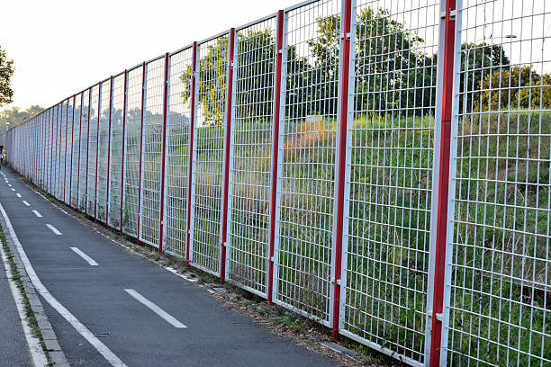 radwege umgeben von hohem zaun - bicycle sign symbol bicycle lane stock-fotos und bilder