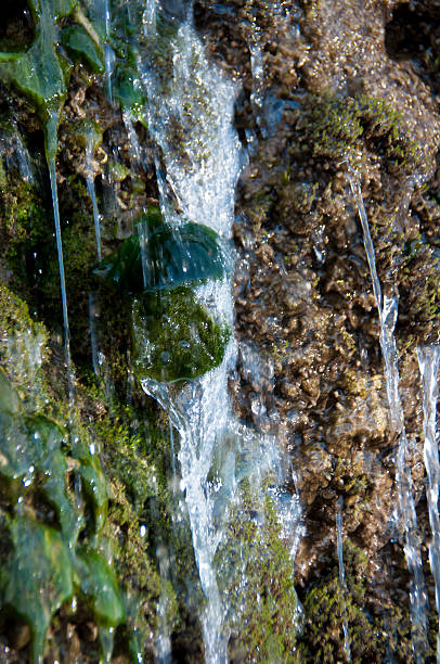 kleiner wasserfall - natural phenomenon waterfall rock tranquil scene stock-fotos und bilder