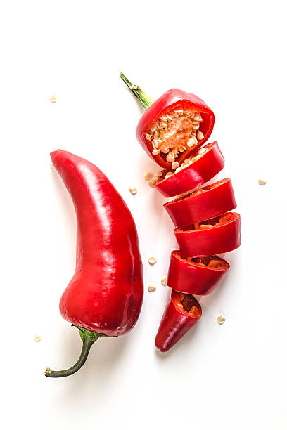 red chili peppers cortados en rodajas sobre fondo blanco - guindilla fotos fotografías e imágenes de stock