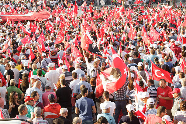 proteste gegen den militärputsch istanbul-türkei - protest turkey istanbul europe stock-fotos und bilder