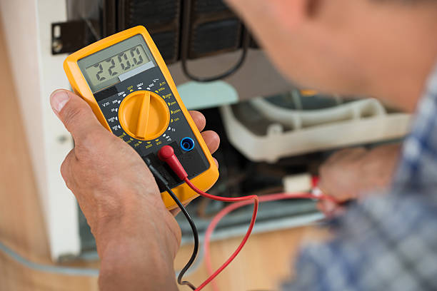 reparador de la nevera de comprobación con multímetro digital - multimeter fotografías e imágenes de stock