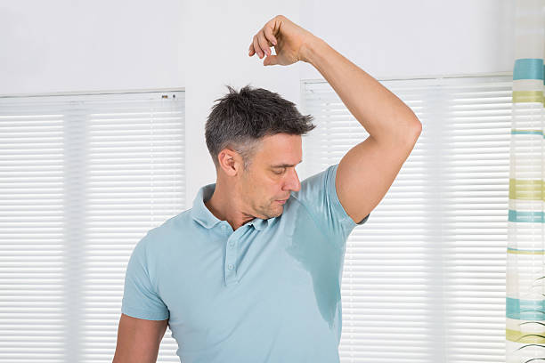 남자는 그의 땀을 통지 - sweat armpit sweat stain shirt 뉴스 사진 이미지