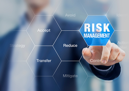 Empresario apuntando al concepto de gestión de riesgos en pantalla photo