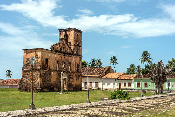 ruinen der kirche von matriz in der historischen stadt alcantara, brasilien - sao luis stock-fotos und bilder
