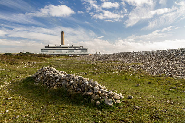 steinhaufen, kraftwerk in der ferne - coal fired power station stock-fotos und bilder